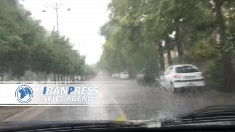 Iranpress: شيراز.. هطول الأمطار رغم ارتفاع غير مسبوق لدرجة الحرارة