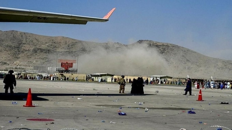 Iranpress: شاهد بالصور والفيديو..تفجيران في محيط مطار كابل وسقوط قتلى وجرحى