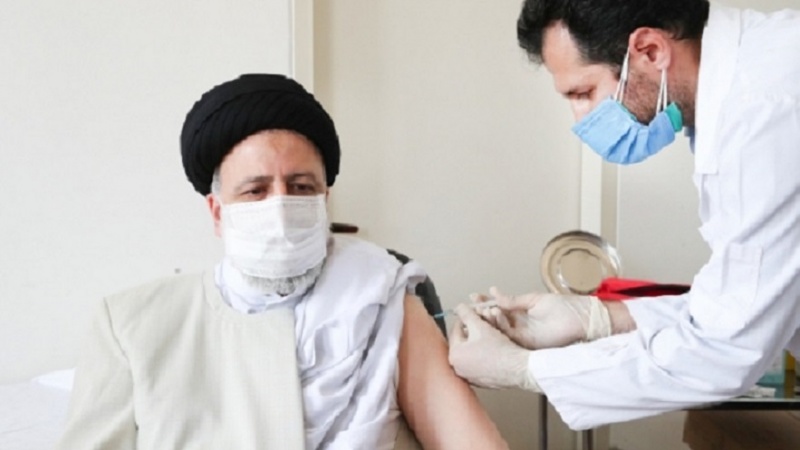 Iranpress: الرئيس الإيراني يتلقى الجرعة الأولى من اللقاح الإيراني المضاد لكورونا