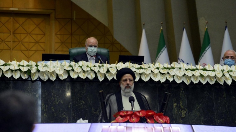 Iranpress: مراسم اليمين الدستورية للرئيس الإيراني الجديد +صور