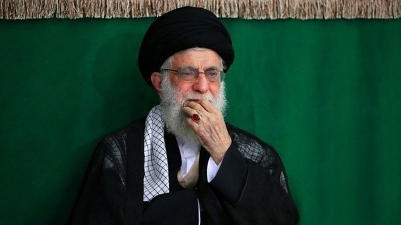 Iranpress: إقامة مراسم العزاء الحسيني ليلة عاشوراء بحضور قائد الثورة الإسلامية