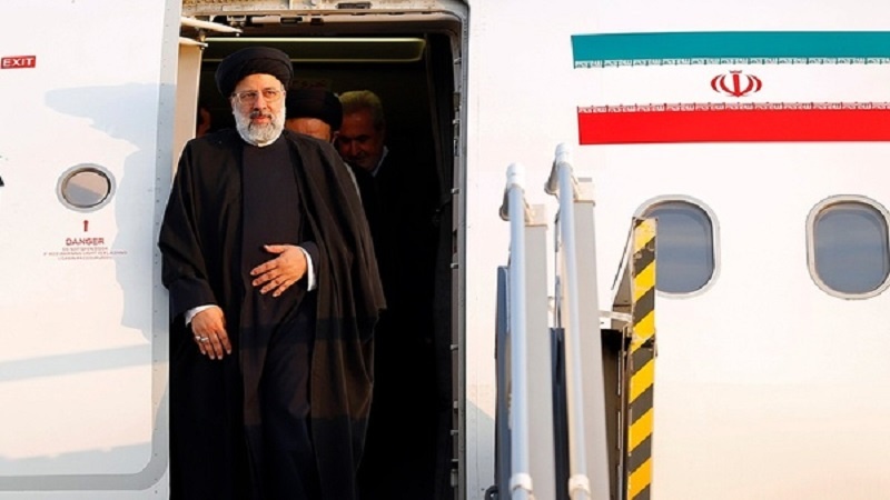 Iranpress: زيارة غير متوقعة لرئيس الجمهورية إلى محافظة خوزستان