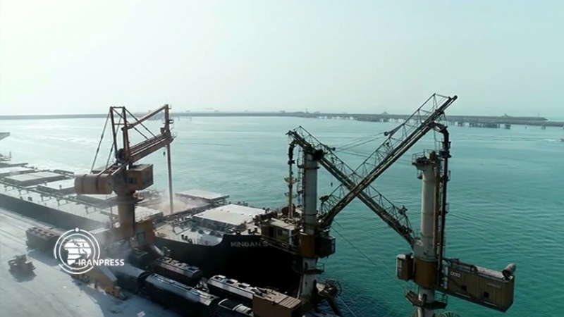 Iranpress: ميناء ‘شهيد رجائي’ یعمل على مدار الساعة لتوفير السلع الأساسية