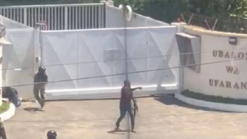 Iranpress: شاهد مقتل شرطيين ومسلح في هجوم قرب السفارة الفرنسية بتنزانيا 