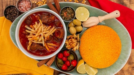 ‘قيمه’ طبق إيراني یطبخ في شهر محرم ويتم توزيعه بين المعزين‘