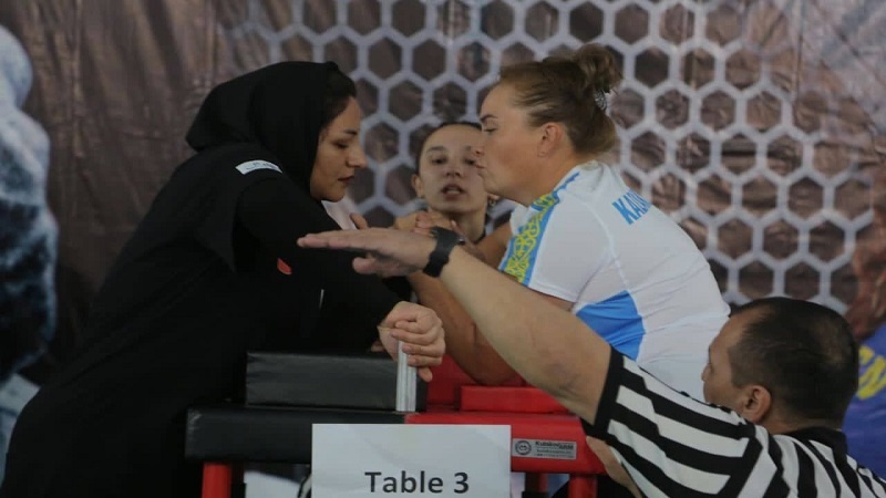 Iranpress: أربع لاعبات إيرانيات يحرزن ميداليات ملونة في بطولة آسيا لمصارعة الذراعين