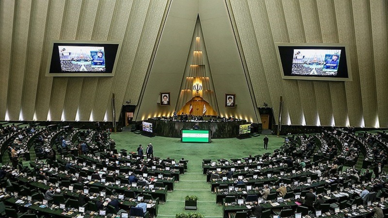 Iranpress: البرلمان الإيراني يواصل مناقشة أهلية الوزراء المرشحين