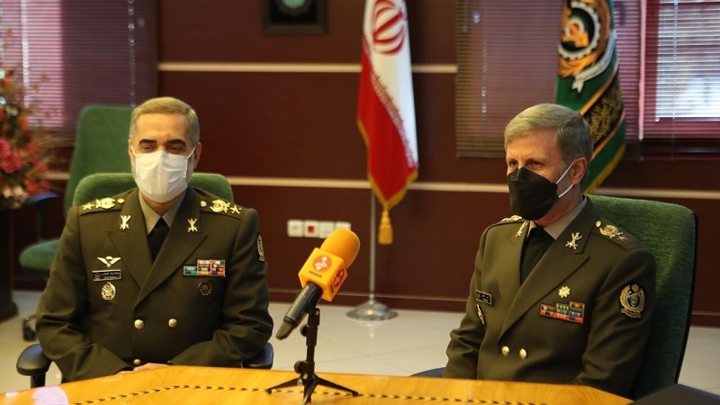 Iranpress: إيران تؤكد على ضرورة تطوير قدراتها الدفاعية