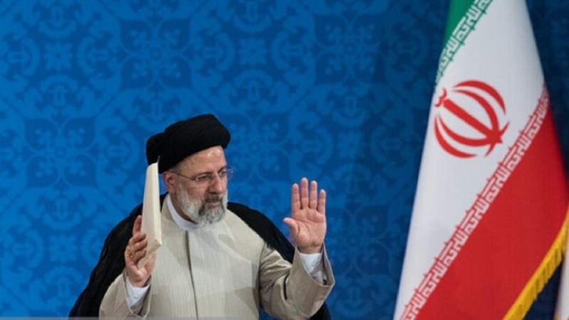 Iranpress: الرئيس الإيراني يؤكد على ضرورة تطوير العلاقات مع الجزائر