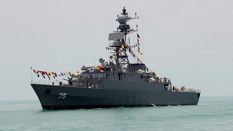 Iranpress: مدمرة ‘ دنا ’ الإيرانية الصنع جاهزة للإبحار
