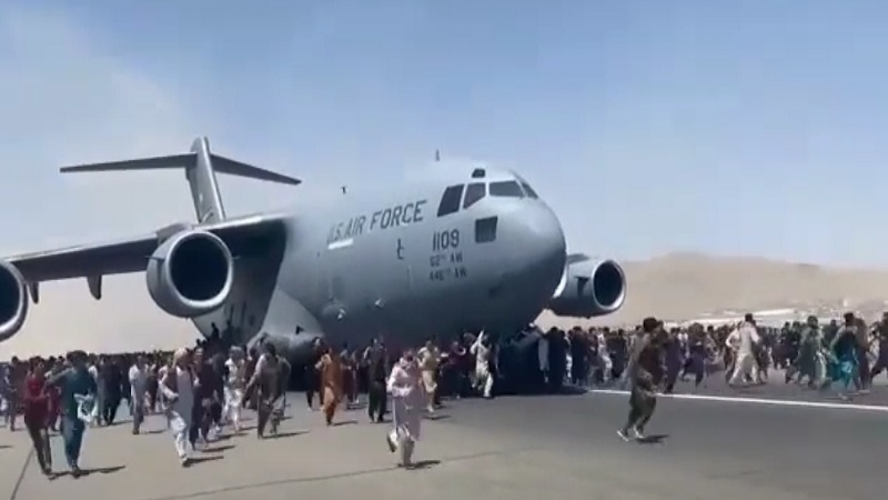 Iranpress: مشهد مؤلم للحظة إقلاع طائرة عسكرية في مطار كابول