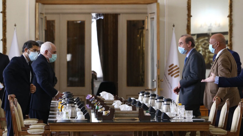 Iranpress: ظريف يستقبل ممثل المفاوضات بشأن الاتفاق النووي