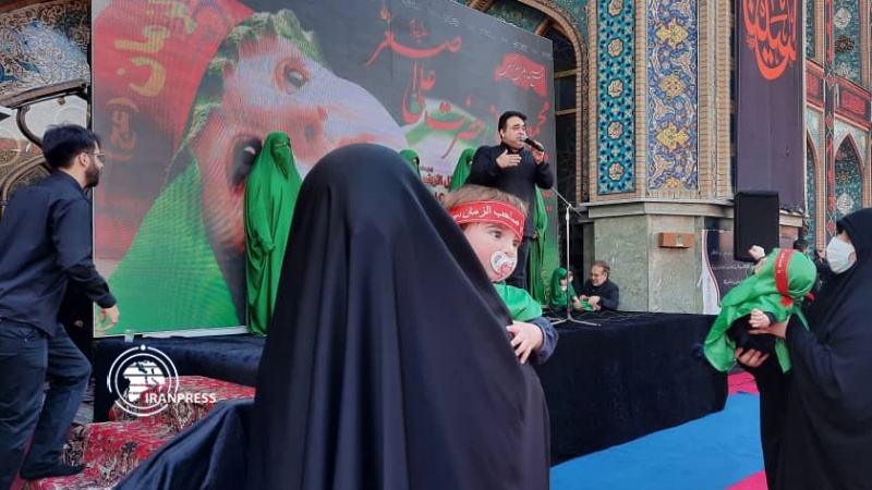 Iranpress: شاهد بالصور والفيديو..اقامة مراسم الطفل الرضيع في إيران