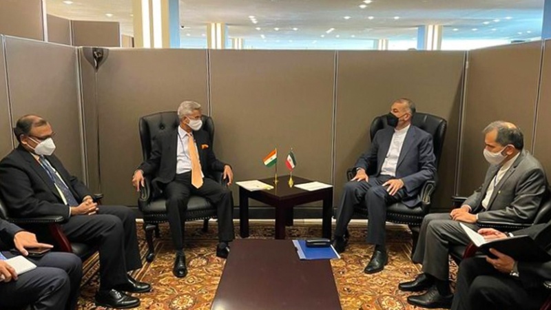 Iranpress: وزير الخارجية الإيراني يلتقي بنظيره الهندي 