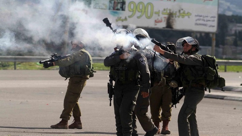 Iranpress: إصابات واعتقالات في قمع الاحتلال مسيرات فلسطينية بالضفة الغربية