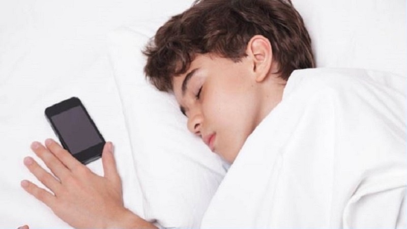 Iranpress: أين يجب ان نضع اجهزة "الموبايل" اثناء النوم ليلا ؟
