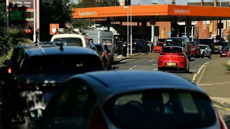 Iranpress: أزمة الوقود في بريطانيا تؤدي الى مشاجرة جماعية عنيفة 