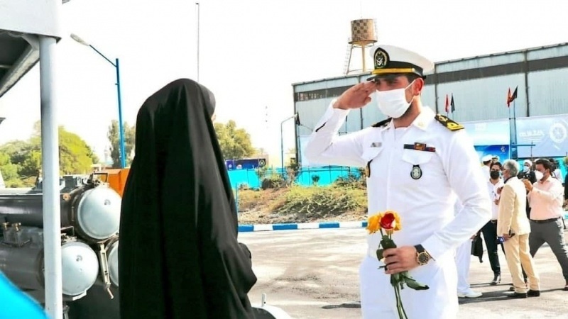 Iranpress: بالصورة .. أحد البحارة الإيرانيين يؤدي التحية العسكرية لزوجته 