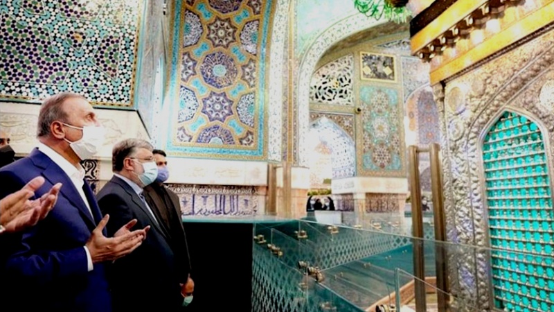 Iranpress: رئيس الوزراء العراقي في مدينة مشهد المقدسة