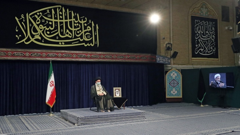 Iranpress: إقامة مراسم عزاء أربعينية الإمام الحسين (ع) بحضور قائد الثورة