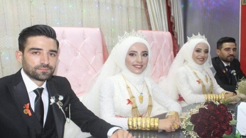 Iranpress: شاهد بالفيديو .. حفل زفاف متزامن لأختين توأمين مع التوائم في تركيا