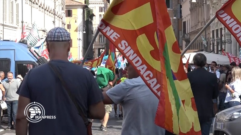 Iranpress: الأزمة الاقتصادية في إيطاليا.. احتجاجات عمال شركة طيران أليطاليا
