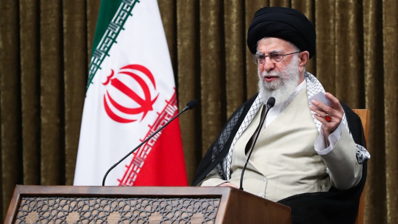 Iranpress: قائد الثورة: القوات المسلحة الإيرانية حاجز منيع أمام تهديدات الأعداء