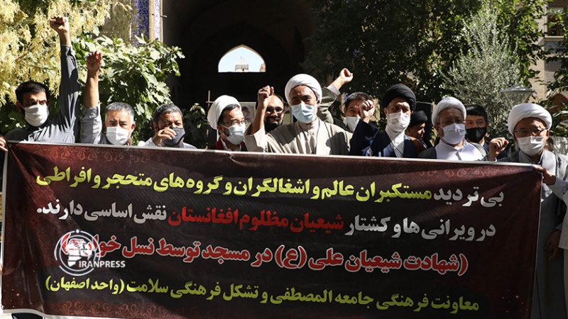 Iranpress: طلاب الحوزة العلمية في اصفهان يستنكرون قتل الشيعة الأفغان + فيديو 