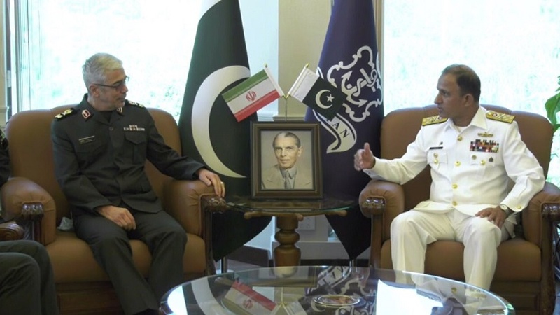 Iranpress: شاهد بالفيديو.. اللواء باقري يلتقي قائد القوة البحرية الباكستانية