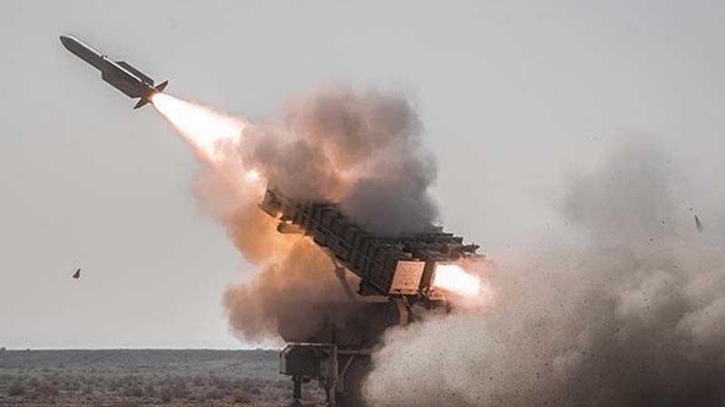 Iranpress:  مناورات "مدافعي سماء الولاية 1400" للدفاع الجوي في صحراء ايران 