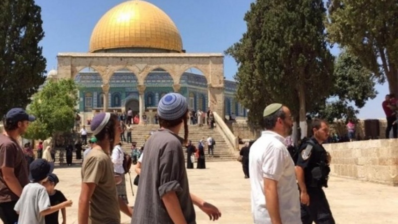 Iranpress: عشرات المستوطنين يقتحمون باحات المسجد الأقصى في جولات استفزازية 