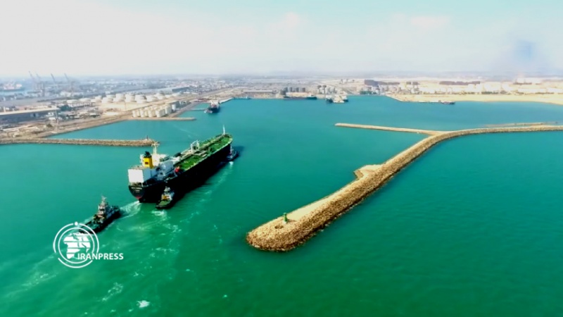 Iranpress: ازدهار عملية تزويد السفن بالوقود في ميناء الخليج الفارسي