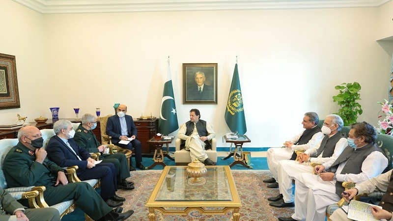 Iranpress: عمران خان يصف الحدود الباكستانية الإيرانية بحدود السلام والصداقة