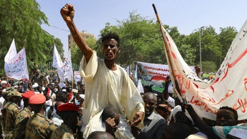 Iranpress: مظاهرات حاشدة  لليوم الثاني على التوالي في الخرطوم للمطالبة بحل الحكومة 