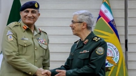 اللواء باقري يلتقي قائد الجيش الباكستاني