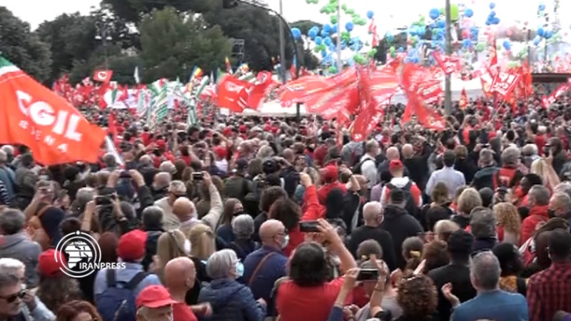 Iranpress:  عشرات الآلاف من الإيطاليين يتظاهرون للمطالبة بالحقوق المدنية 