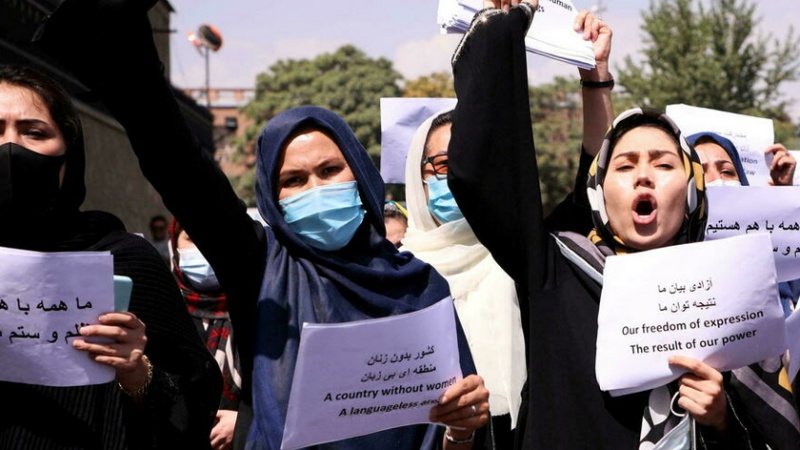 Iranpress: أفغانيات تطالبن بإعادة فتح المدارس والجامعات أمام الفتيات