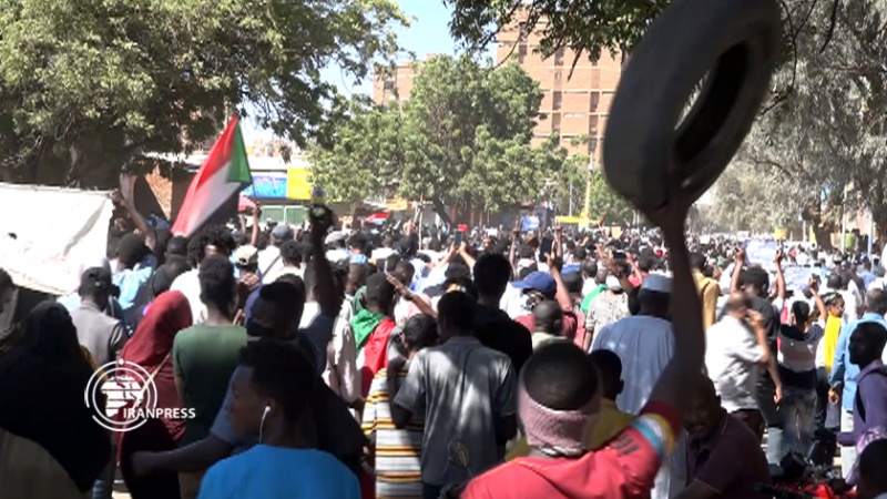 Iranpress: تظاهرات الشعب السوداني احتجاجا على عودة ‘عبد الله حمدوك’ + الفيديو
