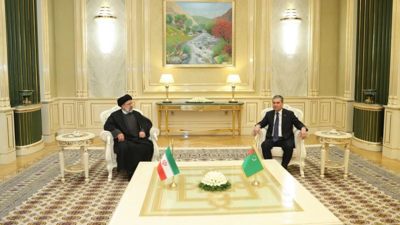 Iranpress: الرئيسان الإيراني والتركماني يتبادلان وجهات النظر