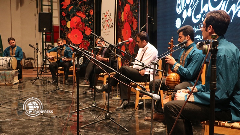 Iranpress: مهرجان ’الشمس ومولانا‘.. عزف الموسيقى الإيرانية في مرقد الشمس التبريزي