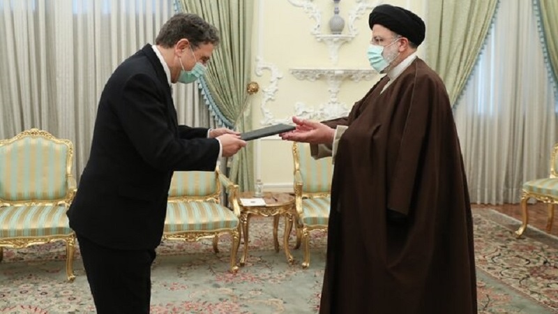 Iranpress: الرئيس الإيراني يؤكد على ضرورة تنمية العلاقات مع هولندا