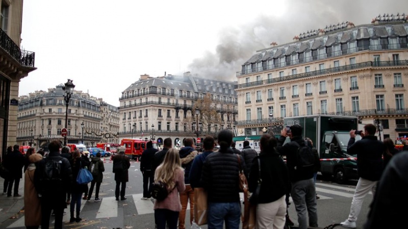 Iranpress: حريق ضخم في مبنى وسط العاصمة الفرنسية + الفيديو