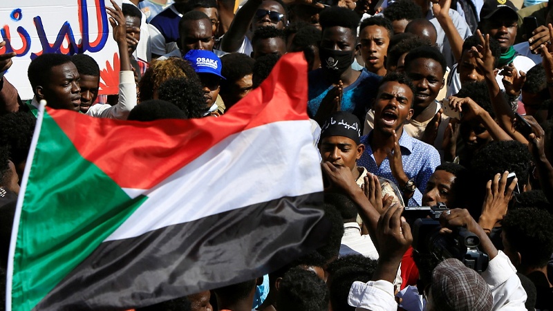 Iranpress: السودانيون يواصلون احتجاجاتهم ضد إعادة حمدوك إلى الحكومة