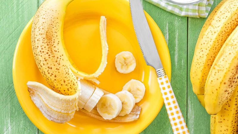 Iranpress: ما الذي يحدث لجسمك إذا أكلت كمية من الموز؟
