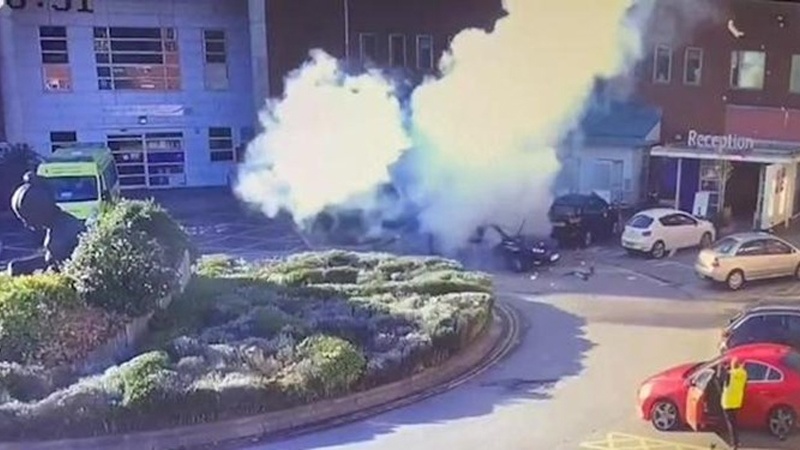 Iranpress: بالفيديو..انفجار سيارة أجرة في ليفربول