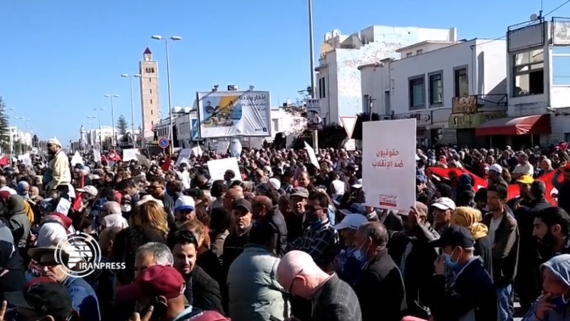 Iranpress: بالفيديو .. استمرار التظاهرات ضد قرار الرئيس التونسي 