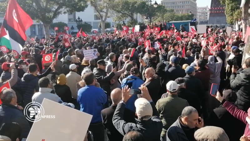 Iranpress: تظاهرات احتجاجية على إجراءات الرئيس التونسي 