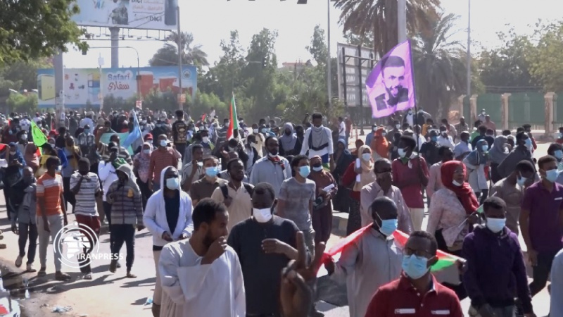 Iranpress: فيديو: قوات الأمن السودانية تعتدي على المتظاهرين 
