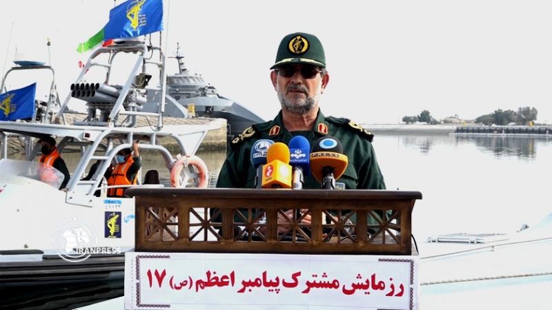 Iranpress: قائد القوة البحرية لحرس الثورة الإسلامية يحذر الأعداء من أي عمل يمس بأمن ايران