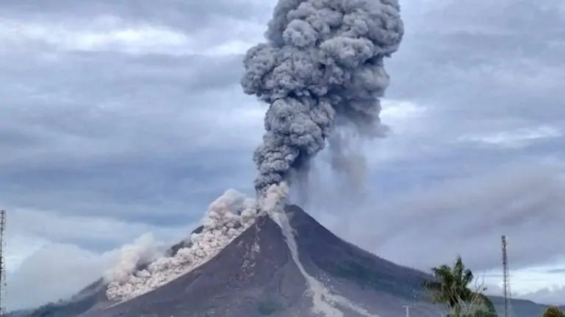 Iranpress: إعاقة الجهود لإنقاذ المواطنين بسبب نشاط بركان جزيرة جاوة الإندونيسية